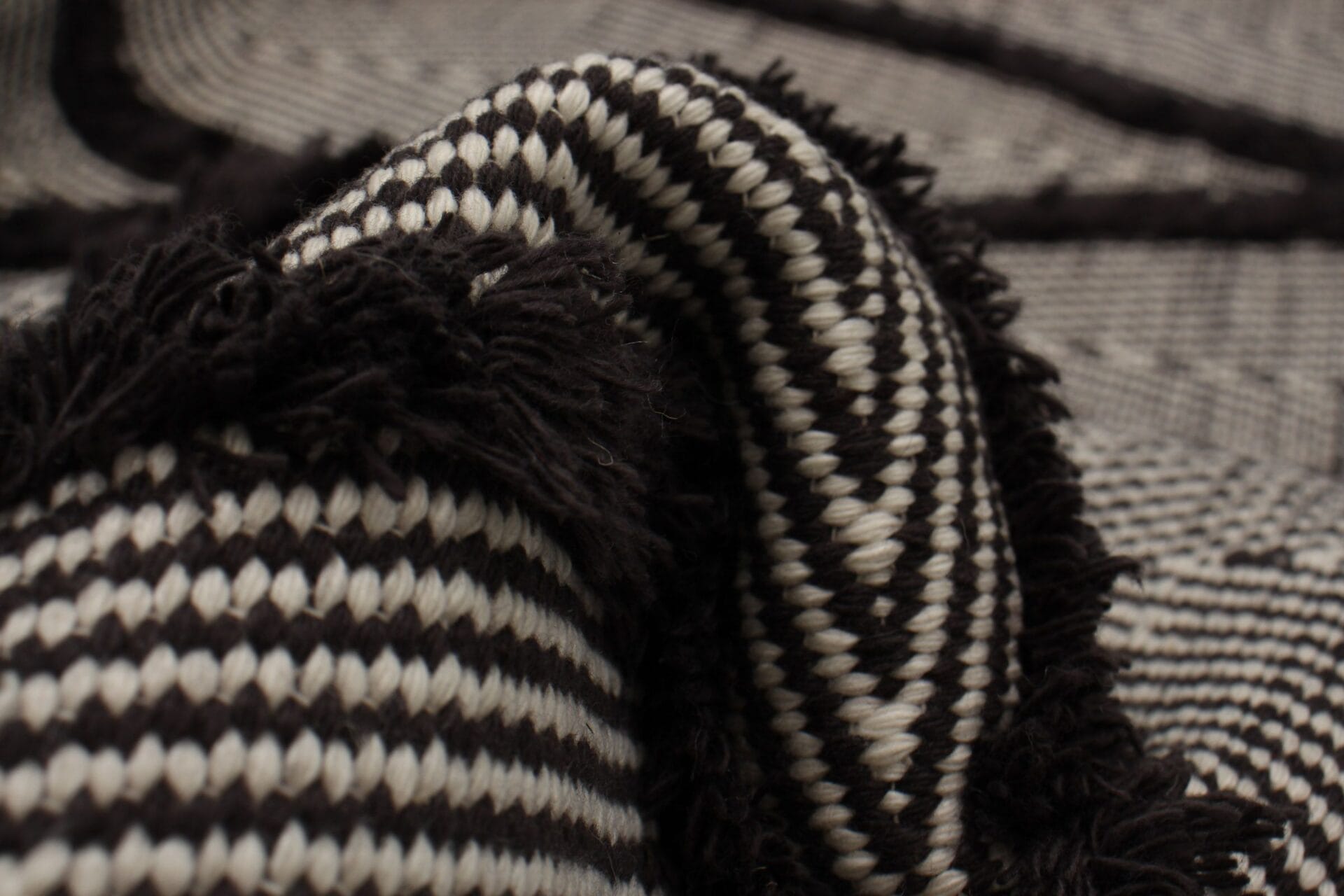 Een close up van een zwart-wit gestreept vloerkleed.