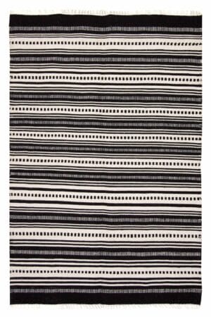 Een zwart-wit gestreept tapijt op een witte achtergrond.