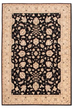Een zwart tapijt met een ingewikkeld ontwerp.