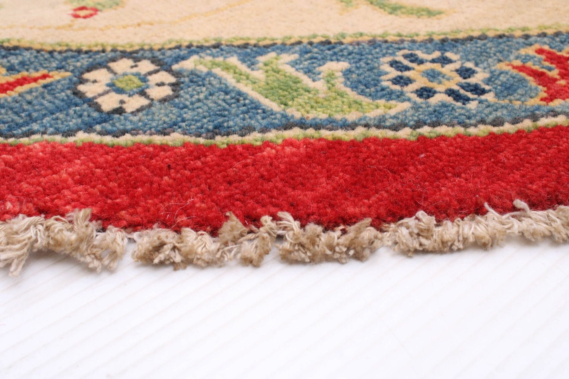 Een close-up van een rood en blauw tapijt.