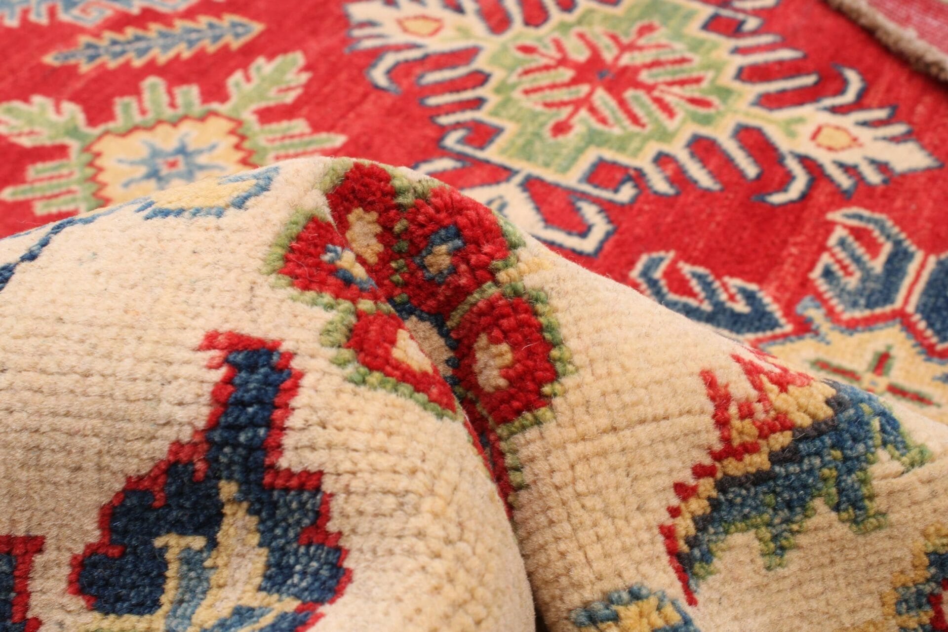 Een close-up van een rood, blauw en groen tapijt.