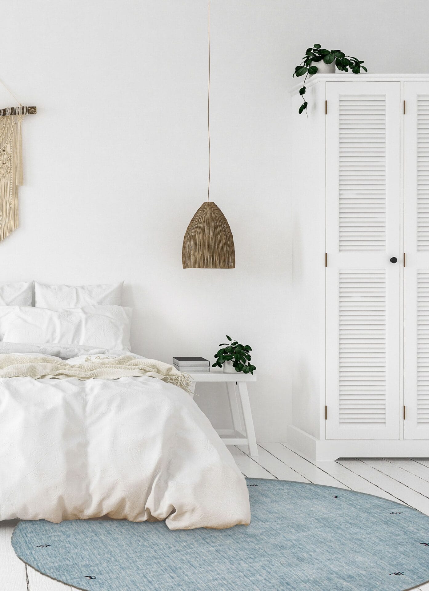 Een witte slaapkamer met een bed en een blauw tapijt.