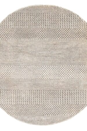 Een rond vloerkleed met een grijs en wit patroon.