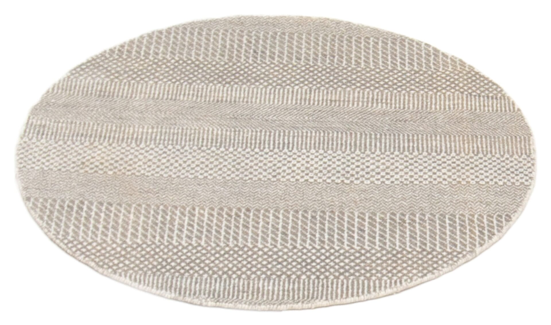 Een rond vloerkleed met een grijs en wit patroon.