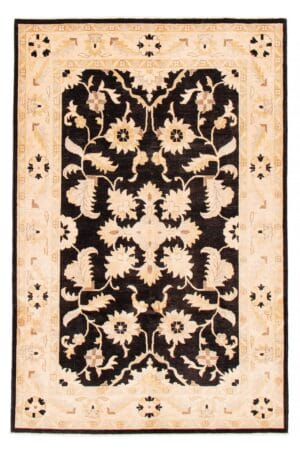 Een zwart en beige tapijt met een ornamentaal ontwerp.