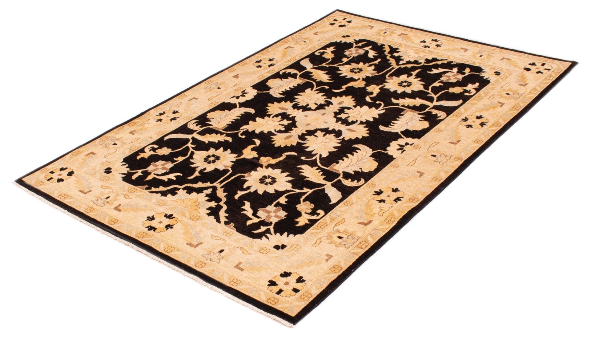 Een tapijt met een zwarte en bruine kleur en een ornamenteel ontwerp.