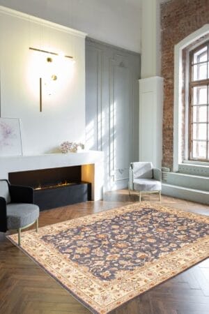 Een oosters tapijt in een woonkamer.