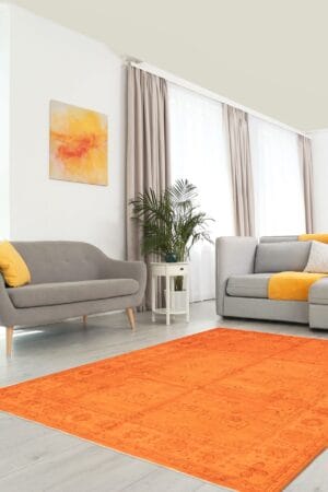 Een oranje vloerkleed in een woonkamer.