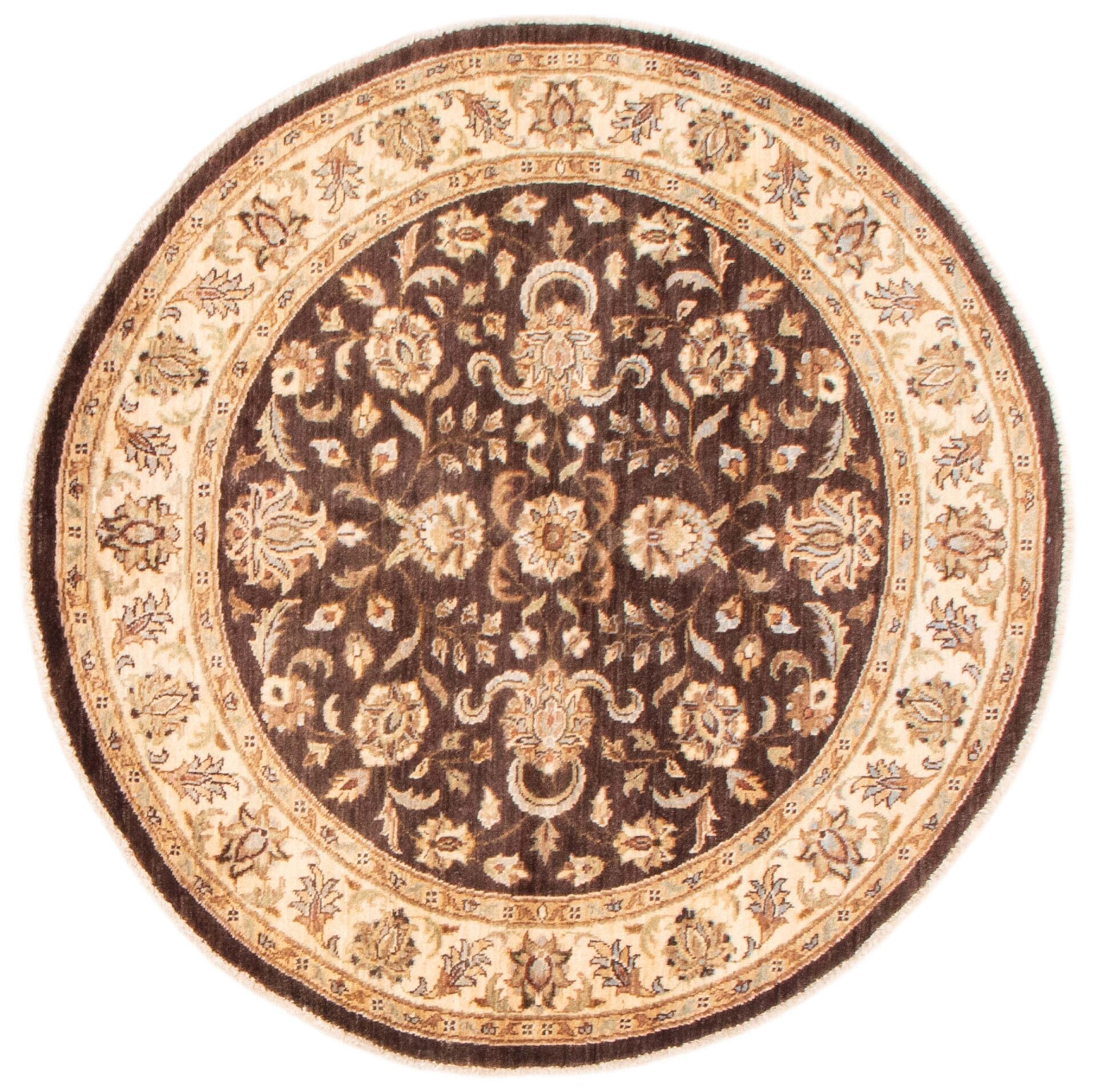 Een bruin en beige rond tapijt met bloemmotieven.