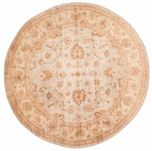 Een rond vloerkleed met een beige en bruin dessin.