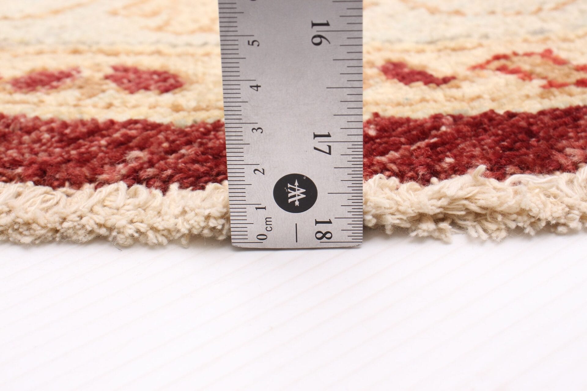 Voor het meten van de maat van een tapijt/vloerkleed wordt een liniaal gebruikt.