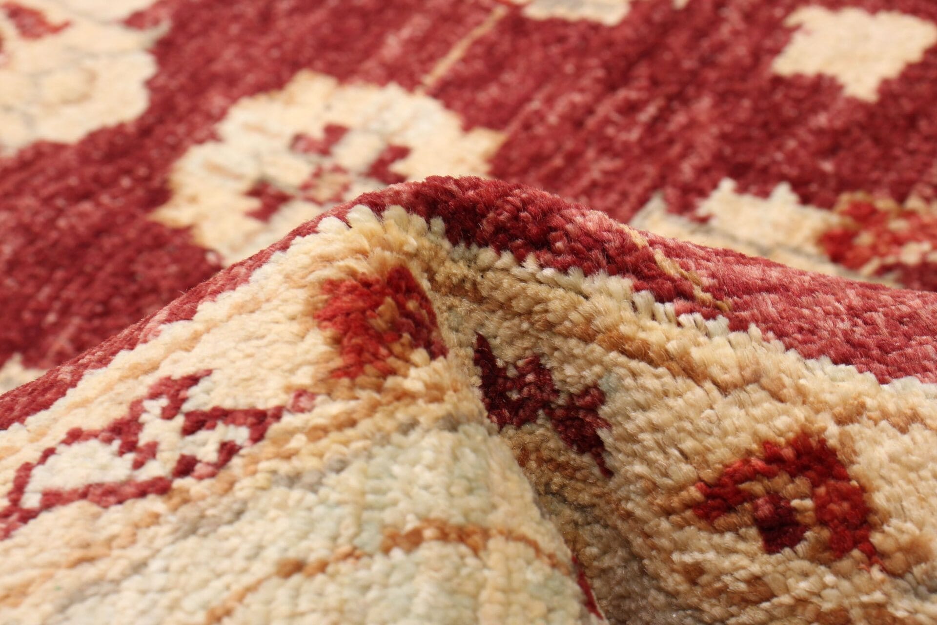 Een close-up van een rood tapijt.