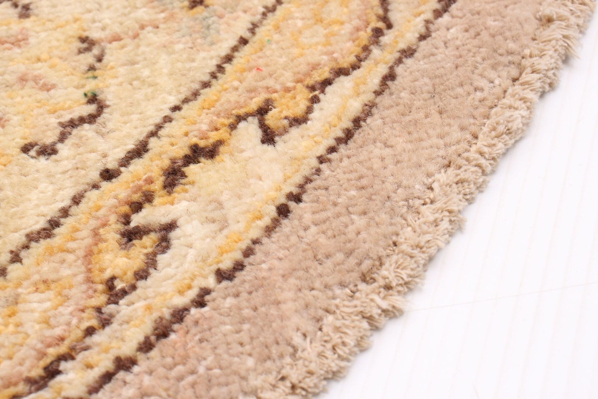 Een close-up van een beige tapijt.