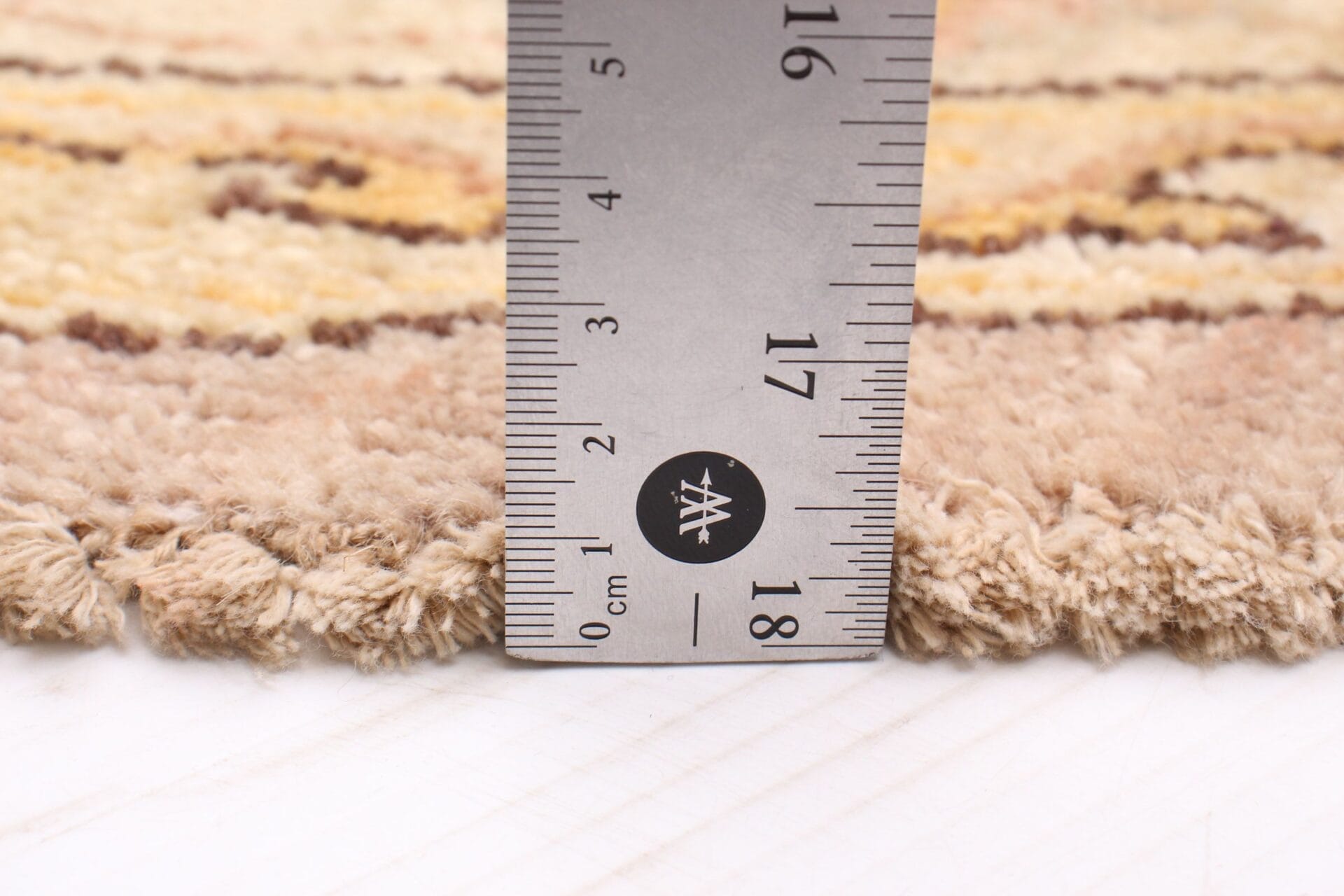 Om de maat van een tapijt te meten, wordt een liniaal gebruikt.