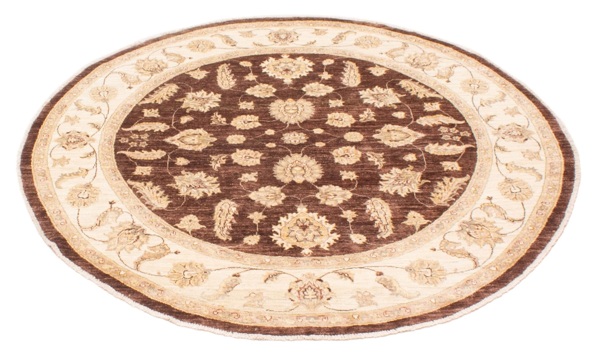 Een bruin en beige rond vloerkleed met bloemmotieven.