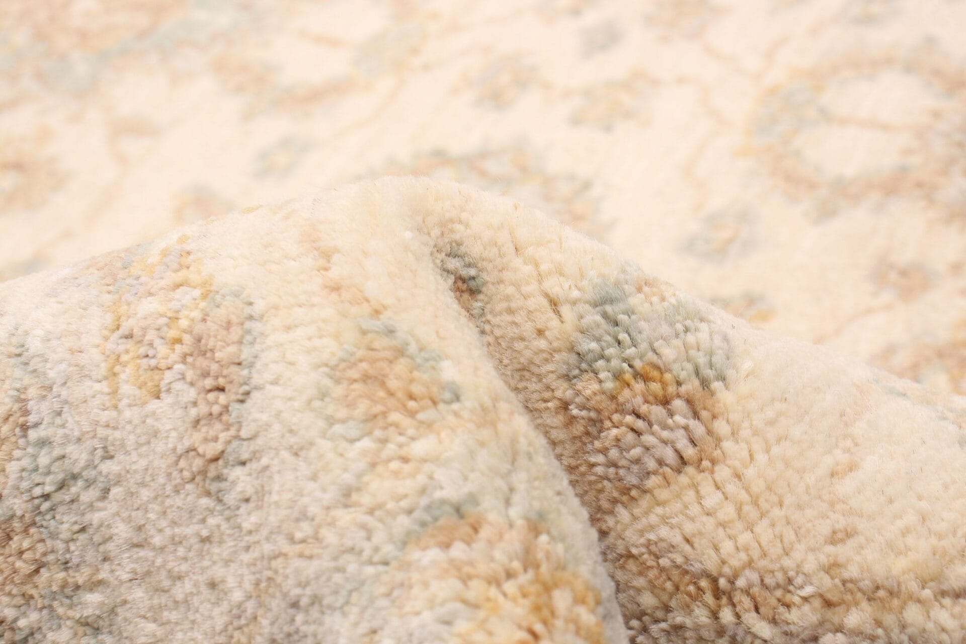 Een close-up van een beige en blauw tapijt.