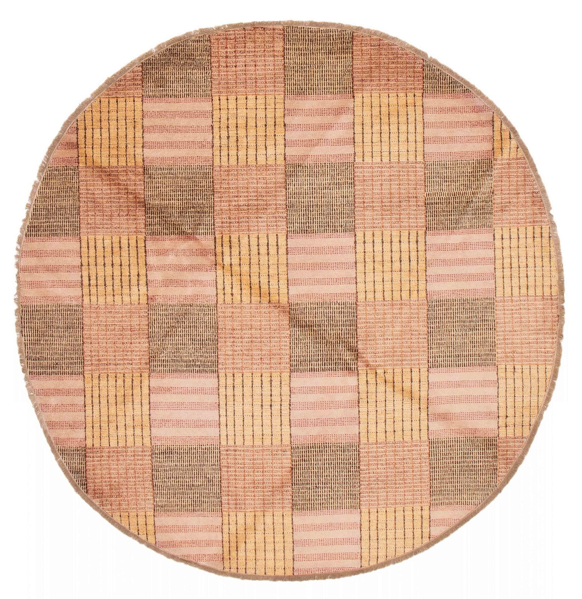 Beschrijving: Een rond tapijt met een roze en bruin Schots ruitjespatroon.