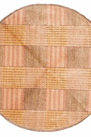 Beschrijving: Een rond tapijt met bruine en tan strepen.
