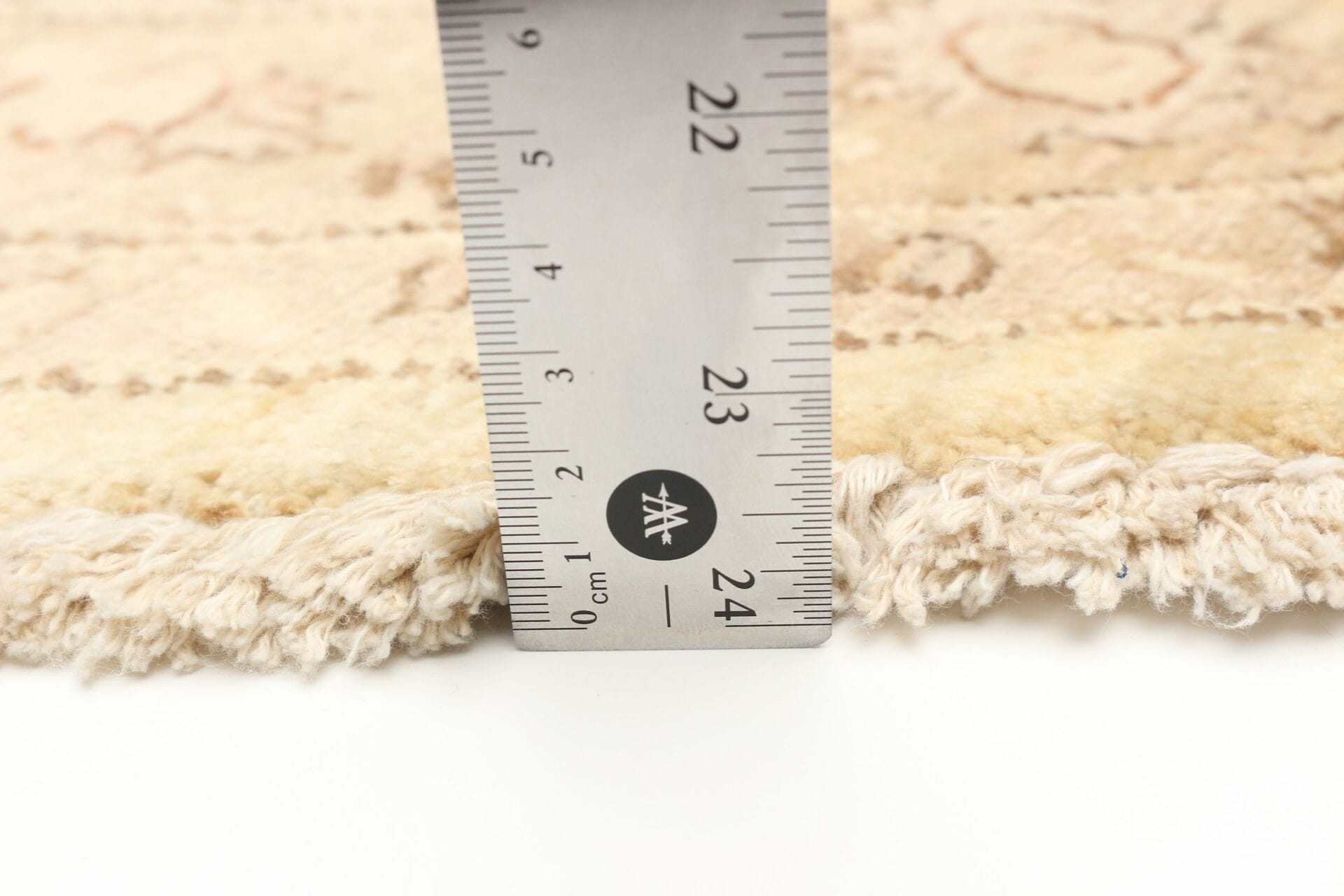 Op een beige vloerkleed wordt een vloerkleed gelegd.