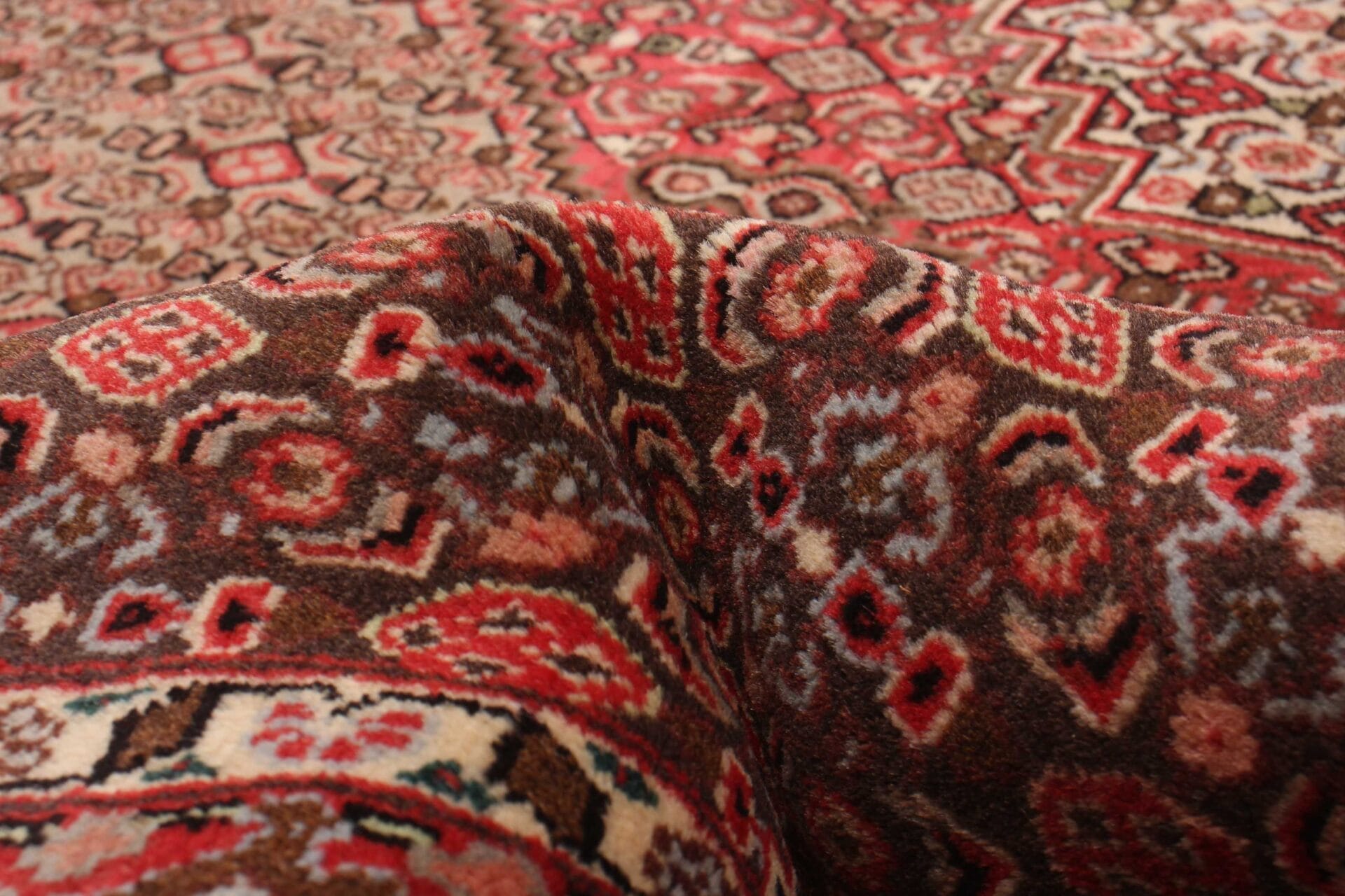 Een close-up van een blauw tapijt.