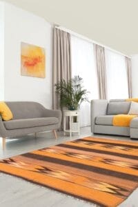 Een oranje en bruin tapijt in een woonkamer.