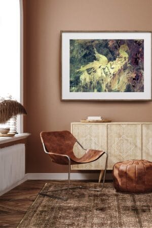 Een woonkamer met bruine muren en een bruinleren stoel.