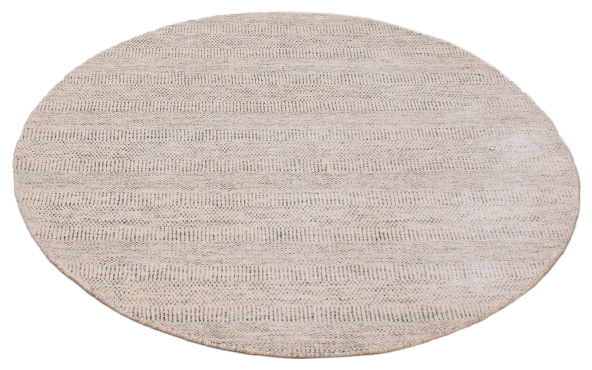 Een afbeelding van een rond vloerkleed met een witte achtergrond.