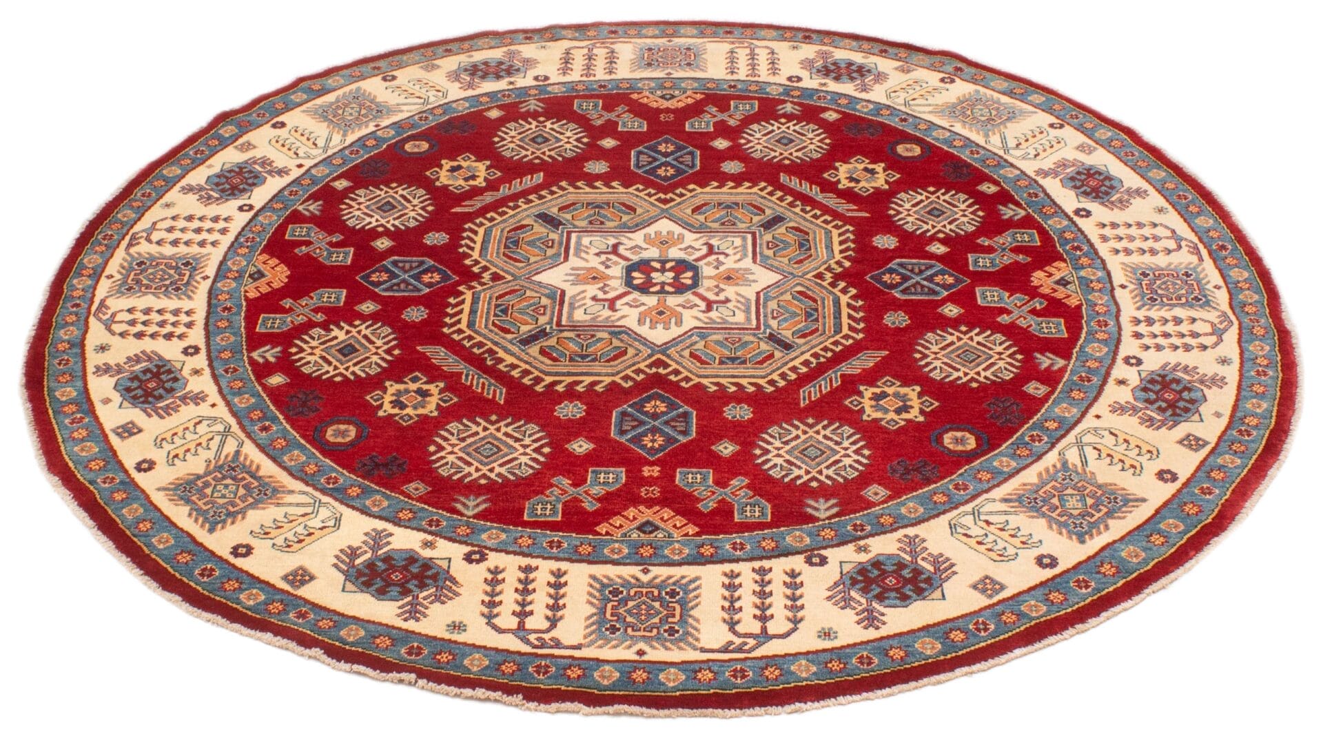 Een rond vloerkleed met rode en blauwe motieven.