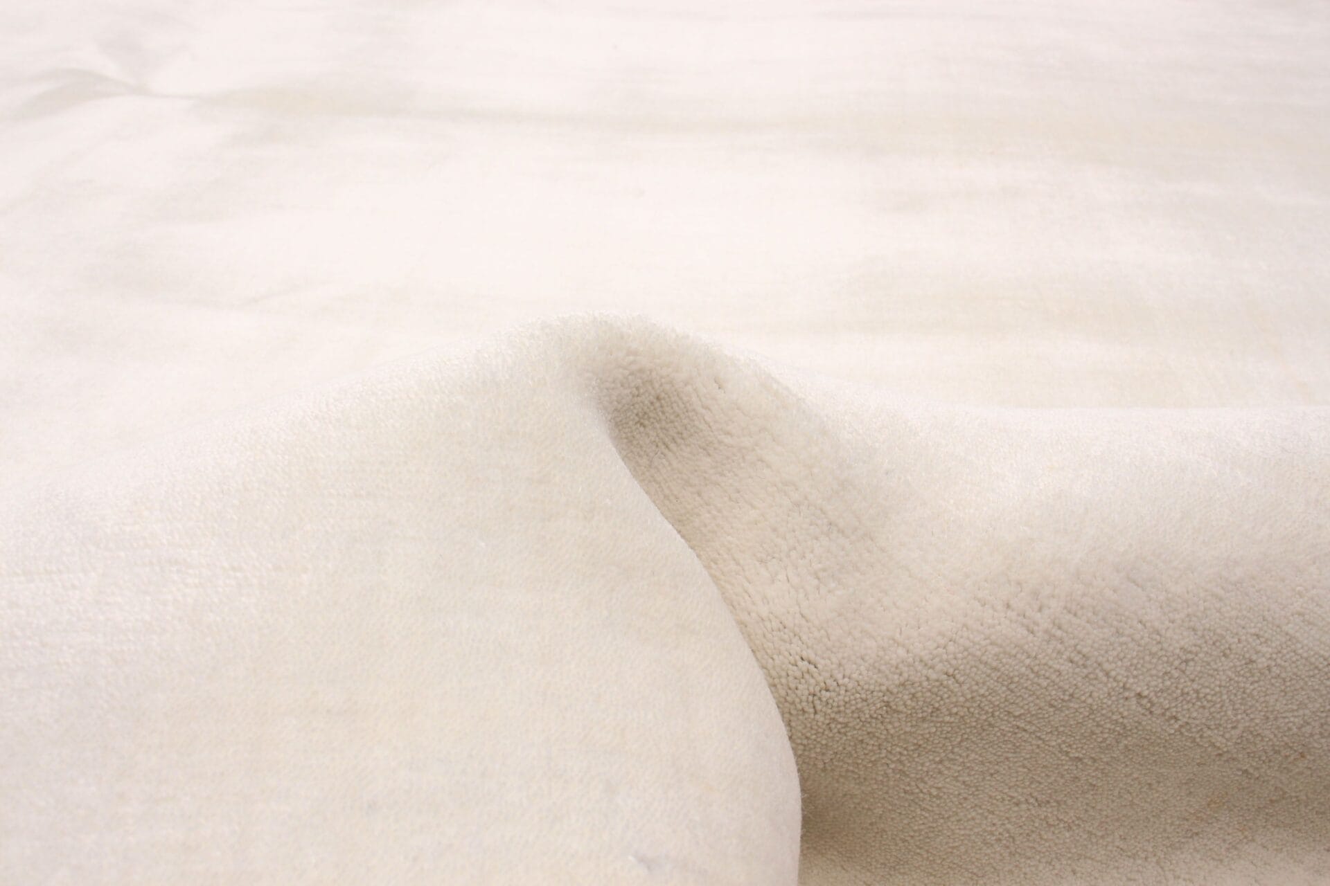 Een close-up afbeelding van een wit vloerkleed.