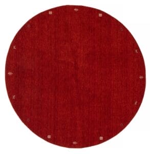 Een rond rood tapijt met een diamantpatroon.