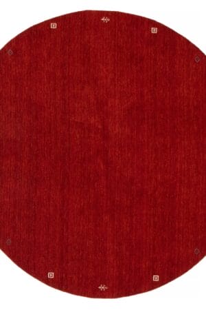 Een rond rood tapijt met een diamantpatroon.