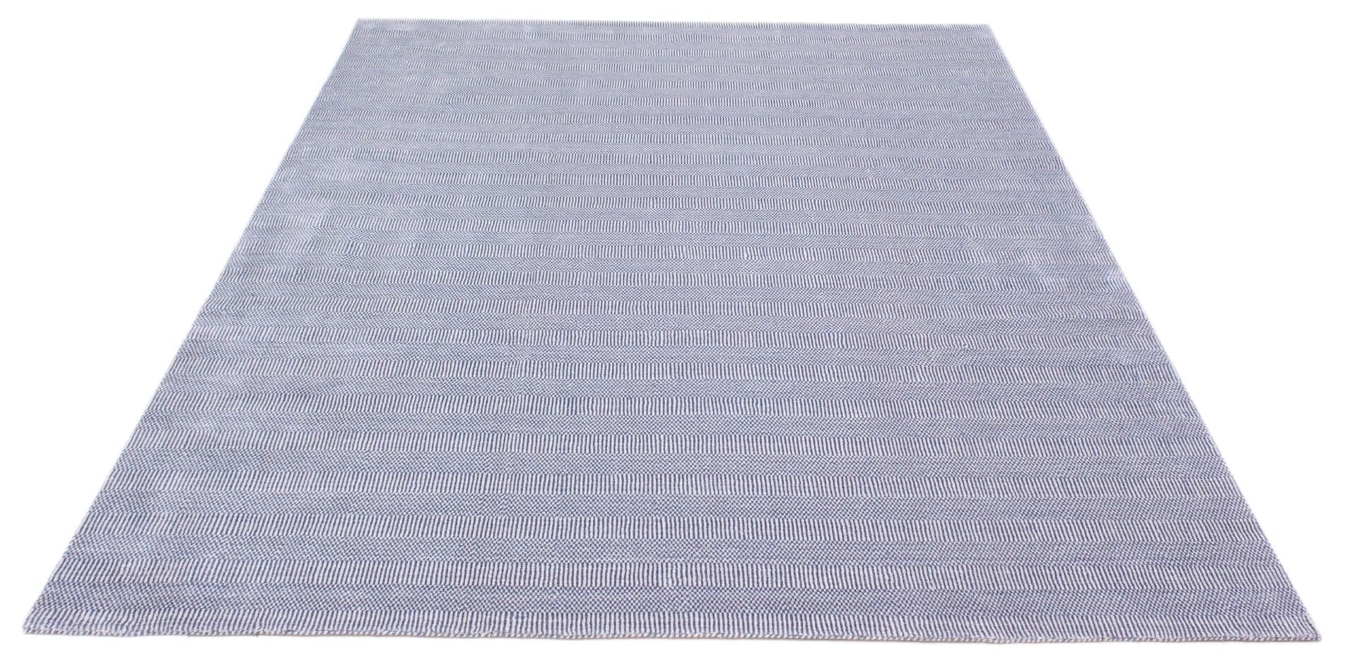 Een lichtblauw tapijt op een witte achtergrond.