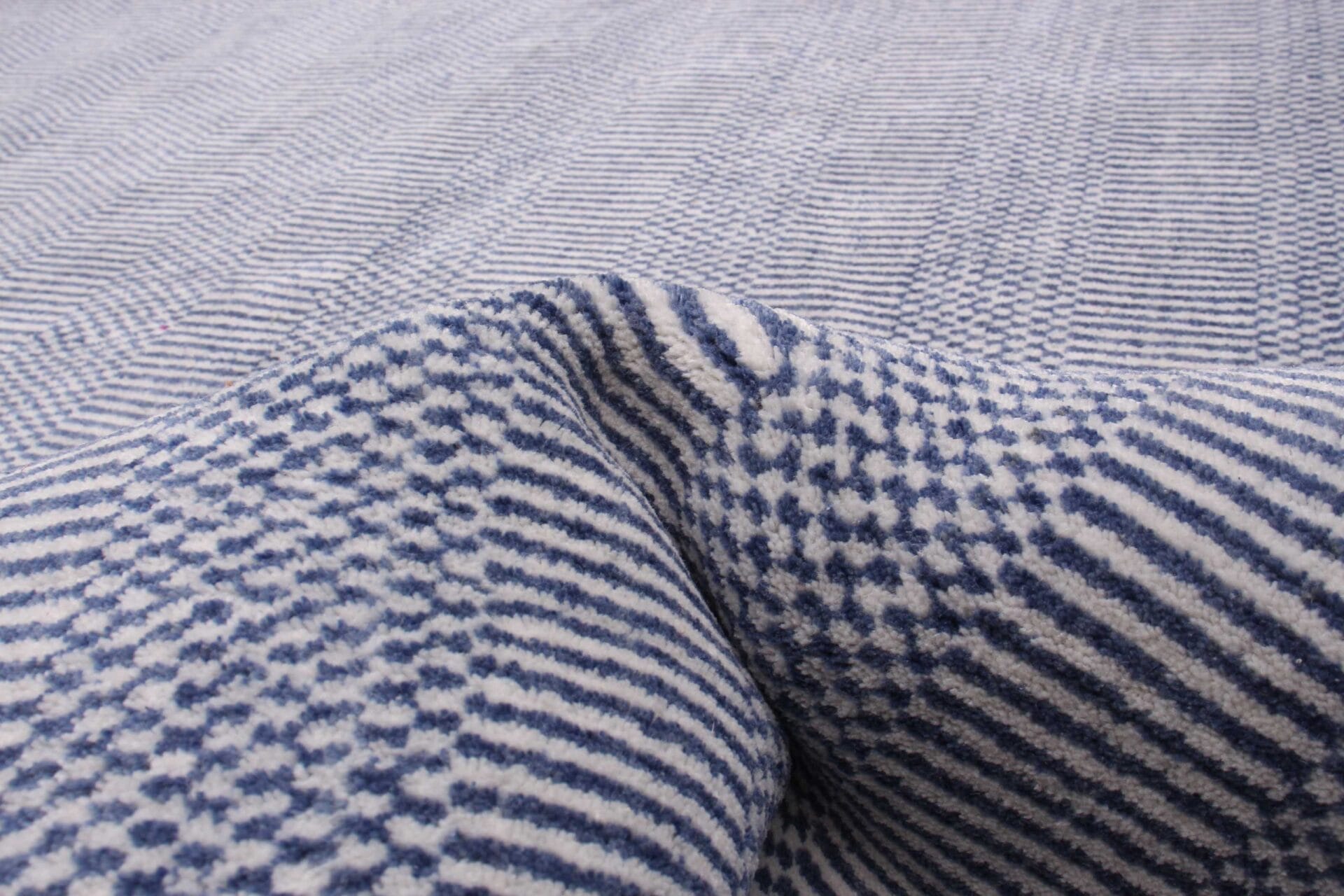 Een close-up van een blauw en wit geruit tapijt.