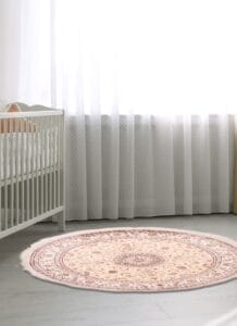 Een rond vloerkleed in een babykamer.