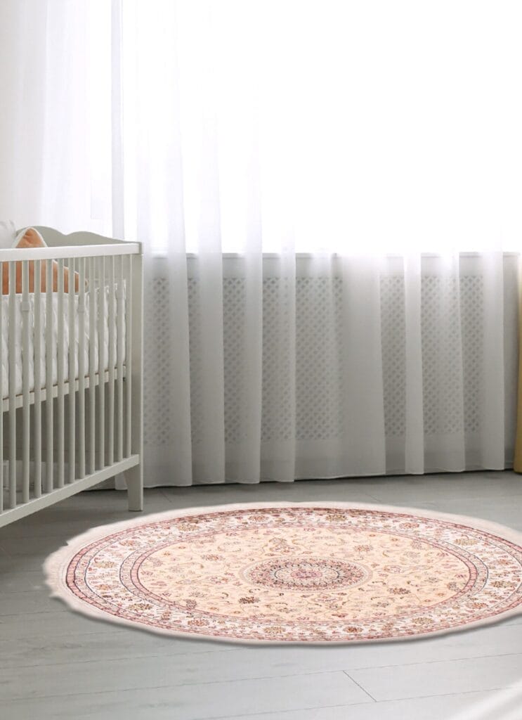 Een rond vloerkleed in een babykamer.