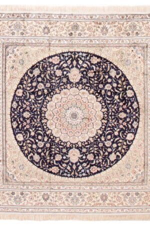 Beschrijving: Een tapijt met een ornamenteel ontwerp in blauw en beige.