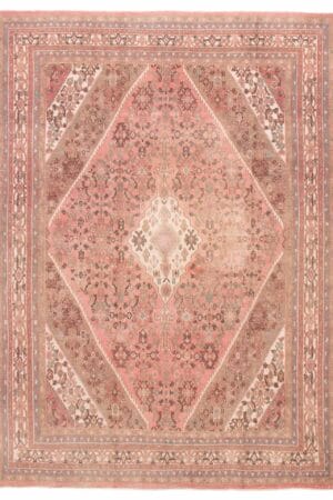 Een roze en beige tapijt/vloerkleed met een sierlijk dessin.