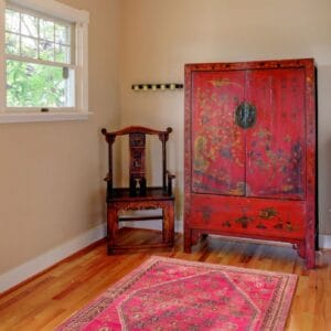 Een rood tapijt in een kamer.