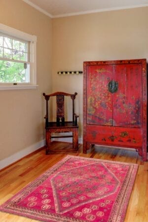 Een rood tapijt in een kamer.