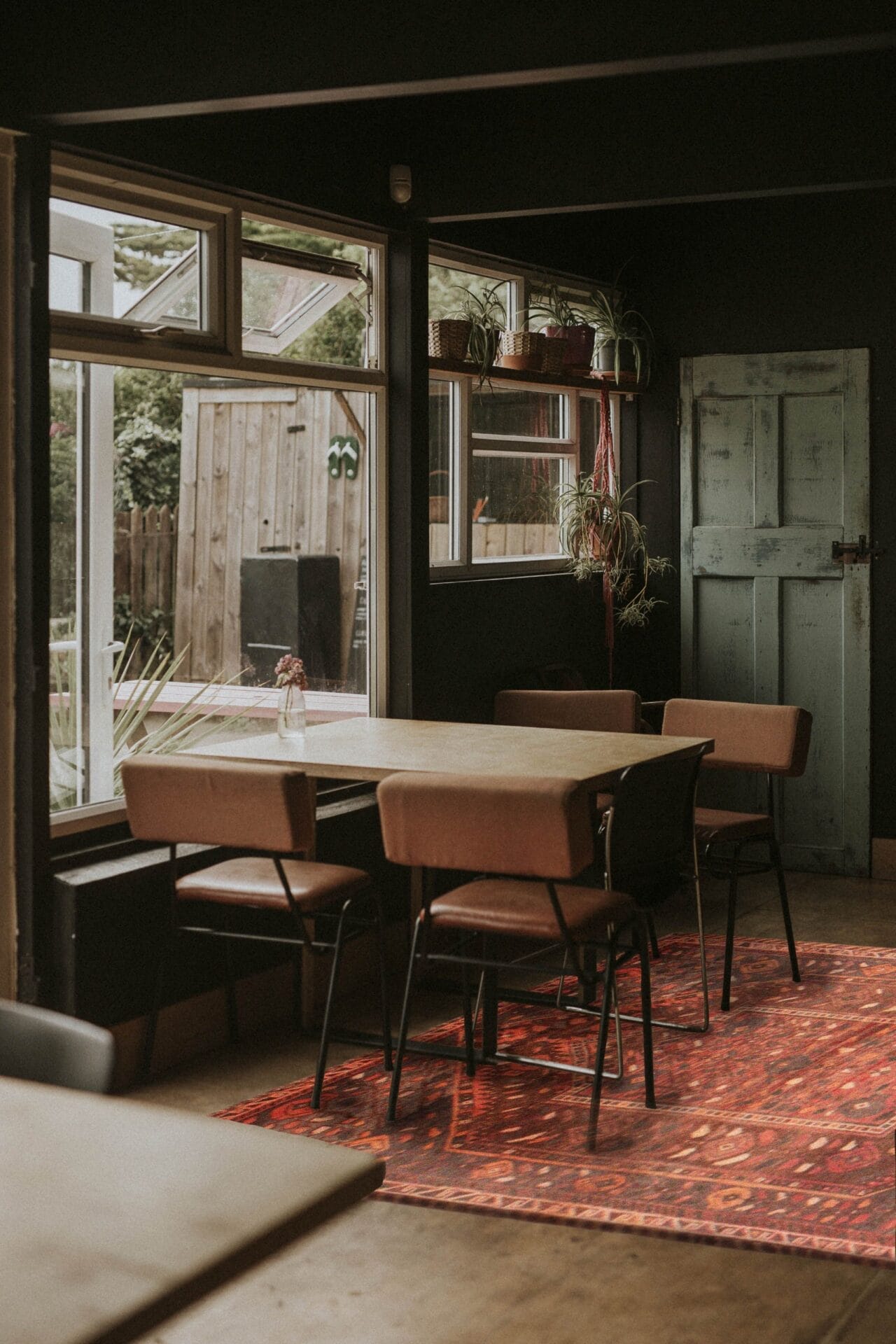 Een eetkamer met een tafel en stoelen.