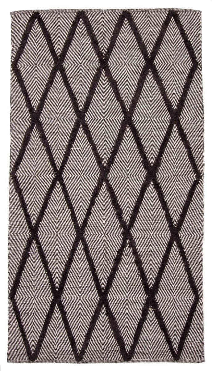 Een zwart-wit vloerkleed met diamanten erop, ook wel tapijt of vloerkleed genoemd.