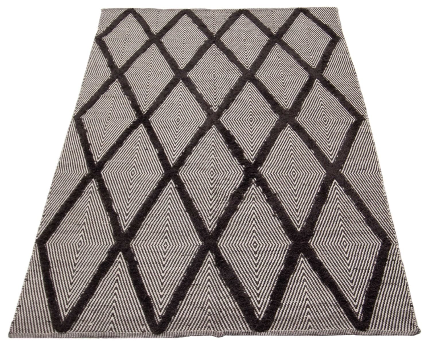 Een grijs en zwart vloerkleed met een ruitpatroon.
