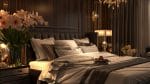 Een netjes opgemaakt bed in een luxe slaapkamer met donkerhouten wanden, een decoratieve kroonluchter en nachtkastjes met lampen en bloemen ademt een luxe hotelkamersfeer uit. Op het bed wordt een dienblad met gebak geplaatst, wat de heerlijke sfeer versterkt.