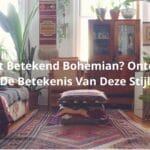 Een gezellige woonkamer in bohemienstijl met kleurrijk textiel, een levendig vloerkleed, planten en houten meubilair. De Nederlandse tekst op de afbeelding luidt: "Wat Betekend Bohemian? Ontdek De Betekenis Van Deze Stijl.