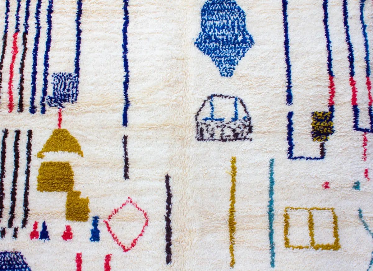 Geometrisch abstract ontwerp op een wit oppervlak met textuur, met blauwe, gele, rode en zwarte vormen en lijnen.
