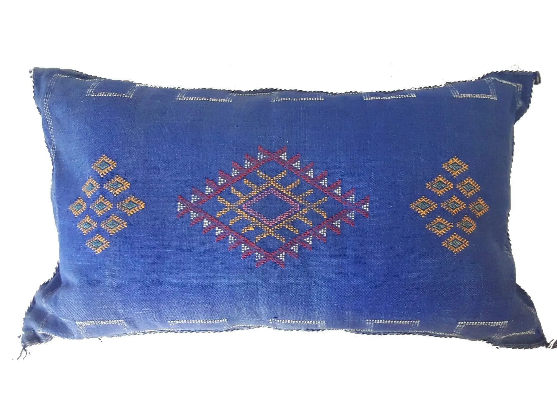 Een blauw decoratief kussen met geometrische patronen in geel en rood.