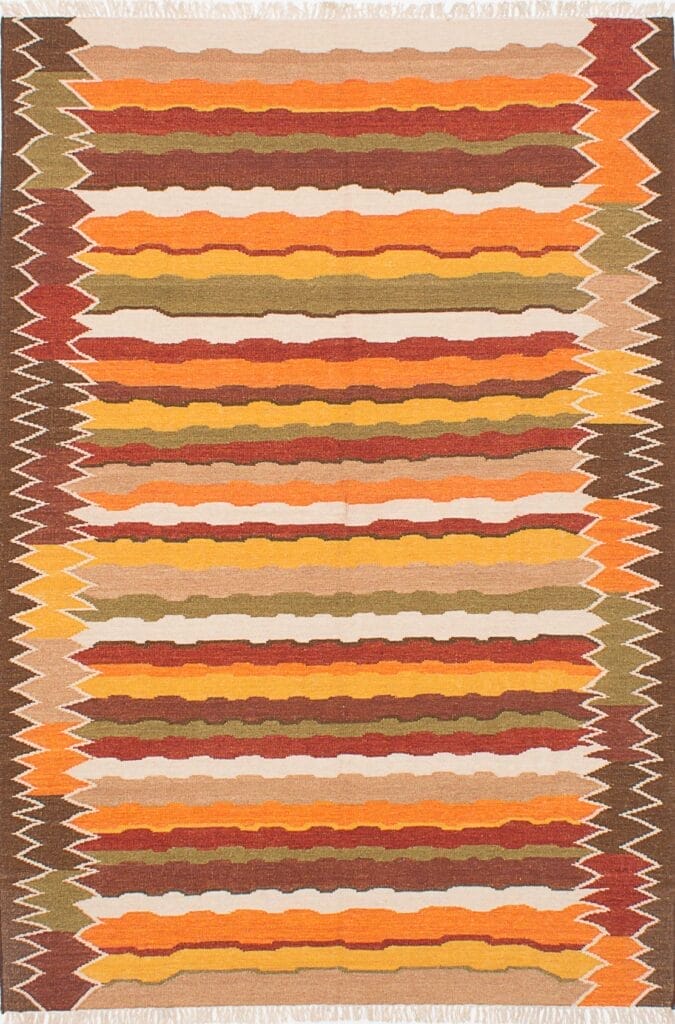 Een rechthoekige Turkse Ankara FW plat geweven wollen kelim van 191 x 282 cm, met horizontale zigzagstrepen in verschillende tinten oranje, geel, bruin en beige.