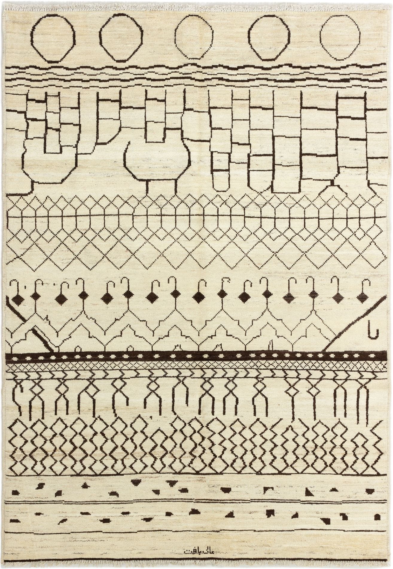 Een Indiase Shalimar handgeknoopte wollen vloerkleed, van 193 x 274 cm, met een crèmekleurige achtergrond met een reeks ingewikkelde, abstracte bruine geometrische patronen en lijnen gerangschikt in horizontale banden.