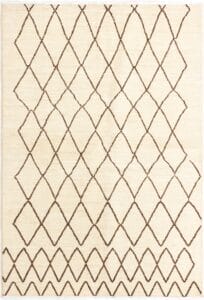 Een beige Indiase Tanger handgeknoopte wollen vloerkleed van 183 x 267 cm met overal een minimalistisch bruin ruitpatroon.
