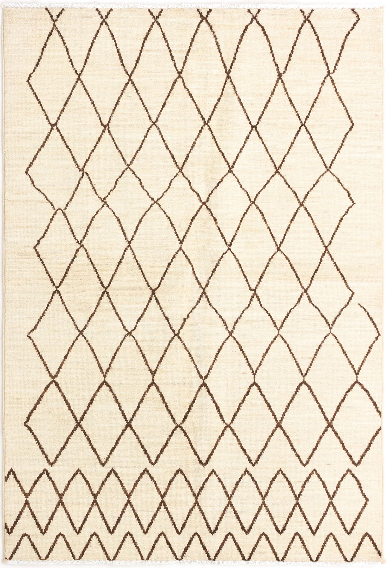 Een beige Indiase Tanger handgeknoopte wollen vloerkleed van 183 x 267 cm met overal een minimalistisch bruin ruitpatroon.